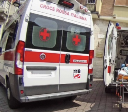 Attimi di paura in città: una bimba resta incastrata con la mano in un portone