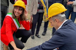 La sindaca muratrice posa la prima pietra della Casa di Comunità