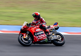 Misano, Pecco domina e strappa una lacrima: "Ciao, Luca Salvadori 23"