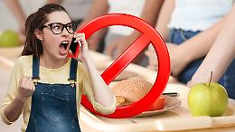 Dirigente scolastico toglie la mensa a due classi dall'oggi al domani, scoppia la protesta dei genitori: "Ci mancano di rispetto!" (VIDEO)