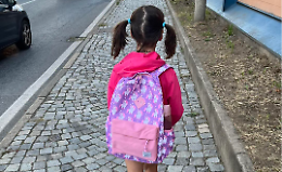 Il pedibus non c'è. Una bambina piange e cammina (da sola) 