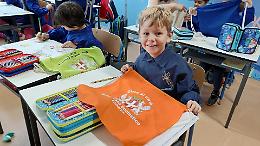 La scuola inizia con un sorriso e un regalo della Sindaca