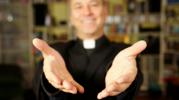 Don Abbondio, padre Cristoforo e le Drag Queens