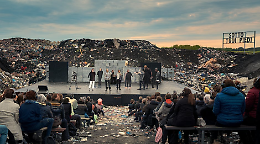 Robe da non credere: in Canavese si va a teatro in discarica!