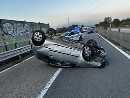 Auto fuori controllo si ribalta sulla Sr11, il conducente è in condizioni critiche