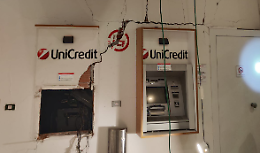 Assalto al bancomat: esplosione nella notte, filiale devastata