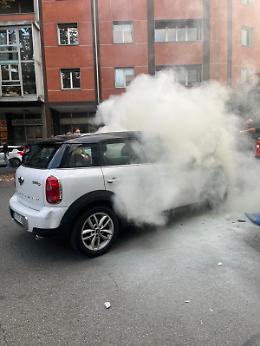 Auto in fiamme. Panico in Piazza. Cittadini eroi intervengono con gli estintori