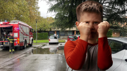 Suona l'allarme a scuola: bambini sotto la pioggia e genitori furiosi