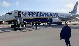 Incendio a bordo di un volo Ryanair: evacuati 184 passeggeri con gli scivoli d'emergenza