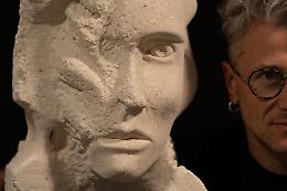 Sculture a fior di pelle: Enrico Pelissero svela mondi tattili con Organika