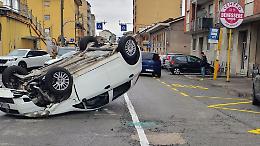 Incidente in pieno centro: tampona un'auto e si ribalta