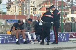 Blitz dei carabinieri in stazione, tensioni con un senzatetto