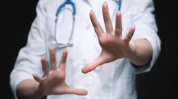 Violenza in pronto soccorso: paziente dà in escandescenza e spacca tutto