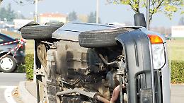 Perde il controllo dell'auto, si ribalta e ne colpisce altre due