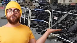 La piazza è al buio: proteste contro il cantiere bloccato e senza sicurezza