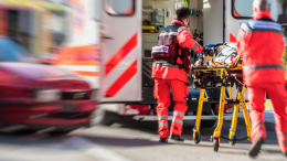 Perde il controllo dell’auto e si schianta contro un ponte: operaio muore sul colpo
