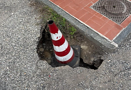 Una voragine minaccia la sicurezza dei cittadini, ma il sindaco dà la colpa a Smat