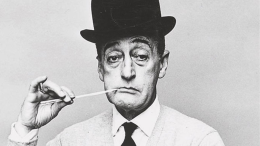 Totò saluta Don Peppino. La Pizzeria non può usare il suo nome. E' la legge 