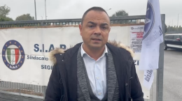 I poliziotti protestano davanti al Liceo Gramsci