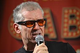 Andrea Agresti, sale sul palco per esibirsi insieme alle sua band