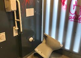 Bagni pubblici distrutti dopo pochi giorni: soldi sprecati o sicurezza inesistente?
