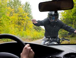 Grave incidente a Torino: giovane motociclista in condizioni critiche dopo scontro con auto 