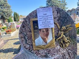 Scherzetto di Halloween, sfrattati i morti nel cimitero. La rabbia dei parenti: "E' una vergogna" (VIDEO)