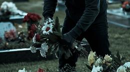 Furto al cimitero in Canavese: ladri rubano vasi portafiori dalle tombe