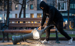 Vandali in azione in piazza Europa. E il Comune paga...