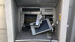 Esplosione nella notte: banda di ladri assalta il bancomat Unicredit con il metodo della “marmotta”