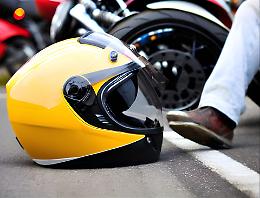 Grave incidente: giovane motociclista in condizioni critiche dopo uno scontro con un SUV