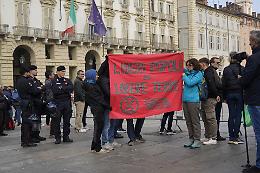 Protesta di Extinction Rebellion a Torino: attivisti si appendono a Palazzo Madama durante la Festa delle Forze Armate