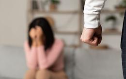 Orrore in cucina: ristoratore torinese condannato per abusi su giovane cameriera, ma evita il carcere!