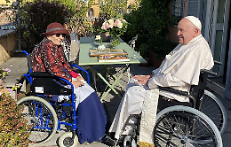 Un mazzo di rose e un “cerea”: l’abbraccio di Papa Francesco ad Emma Bonino