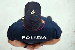 Poliziotti sotto inchiesta: avrebbero usato furgoni di servizio per lavorare come "imbianchini e decoratori"