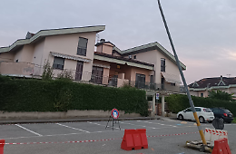 Occhio al palo che sta per crollare in via Aldo Moro!