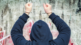 Custodia cautelare per quattro giovani arrestati: sequestro e violenza in Val d’Ayas
