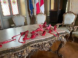 Ivrea si tinge di rosso per dire "No" alla violenza sulle donne
