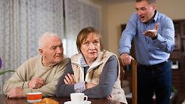 Italiani "mammoni" o saggi? La verità dietro il mito dei giovani eternamente a casa con i genitori!