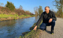 Il canale di Caluso esonda e inghiotte la strada: pericolo in Canavese! Ma le autorità se ne fregano