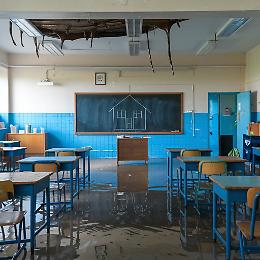 Pioggia nella scuola, il Comune corre ai ripari