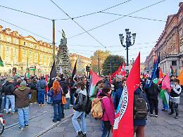 Torino in corteo per la Palestina: “Basta armi a Israele, fermiamo l’Occidente guerrafondaio” 