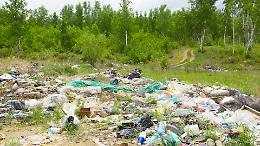 Una discarica abusiva in piena campagna: uomo sanzionato grazie alle telecamere nascoste