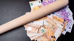 "Dammi i soldi o la borsa non la rivedi!" Guardia giurata tenta di estorcergli 1.500 euro