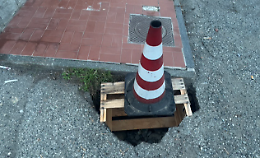 Una voragine minaccia la sicurezza dei pedoni: "E nessuno fa niente!"