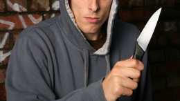 Accoltellato in pieno centro. Ivrea in mano alle baby gang