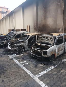Notte di paura: auto in fiamme e danni al complesso Atc
