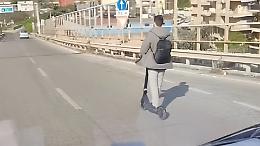 Follia in tangenziale: monopattini e cani spopolano sull’asfalto proibito (VIDEO)
