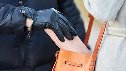 Furto lampo tra le bancarelle: derubata una donna