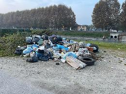 Chivasso sembra una discarica a cielo aperto: degrado e rifiuti senza controllo (FOTO) 